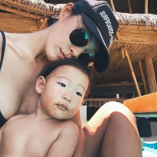 Đăng ảnh mặc bikini gợi cảm đi chơi biển, mỹ nhân Hàn bị ‘ném đá’ ảnh 2