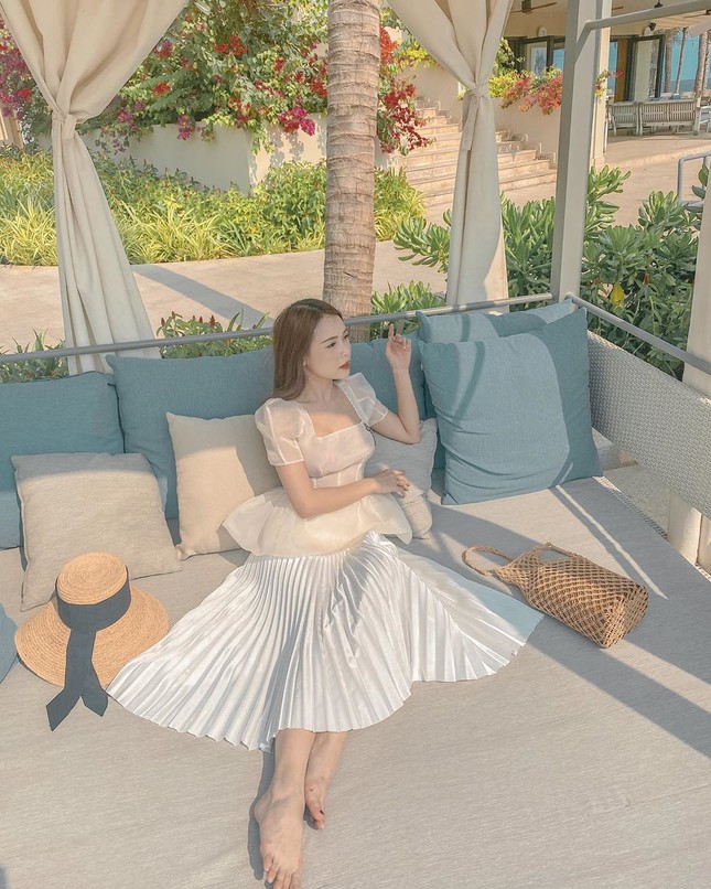 Sao Việt cách ly ngày 12: Ngọc Trinh khoe eo bé xíu, khẳng định ‘ốm nhưng vẫn khỏe’ ảnh 6