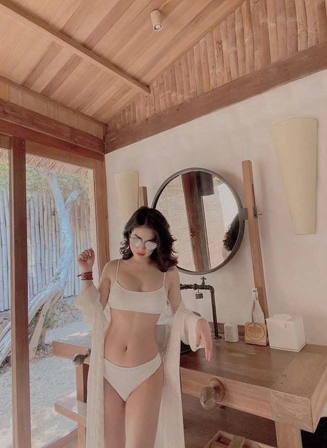 Tung ảnh bikini, vợ cũ Việt Anh bất ngờ được khen 'ăn đứt' Ngọc Trinh ảnh 1
