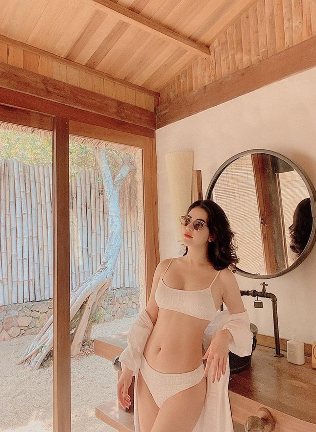 Tung ảnh bikini, vợ cũ Việt Anh bất ngờ được khen 'ăn đứt' Ngọc Trinh ảnh 3