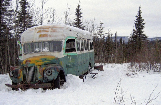 Dùng trực thăng di dời 'xe buýt ma thuật' từng khiến 2 người chết ở Alaska ảnh 3