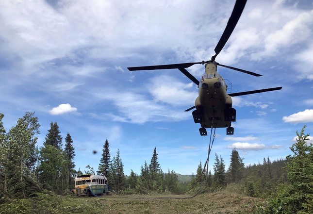 Dùng trực thăng di dời 'xe buýt ma thuật' từng khiến 2 người chết ở Alaska ảnh 1