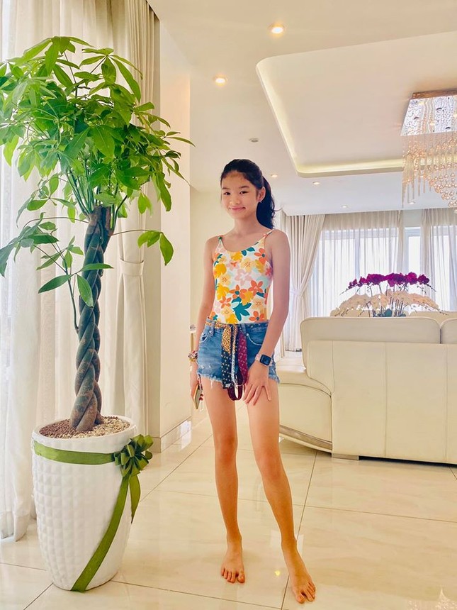 Con gái Trương Ngọc Ánh gây sốt với đôi chân thon nuột, dài miên man tuổi 12 ảnh 2