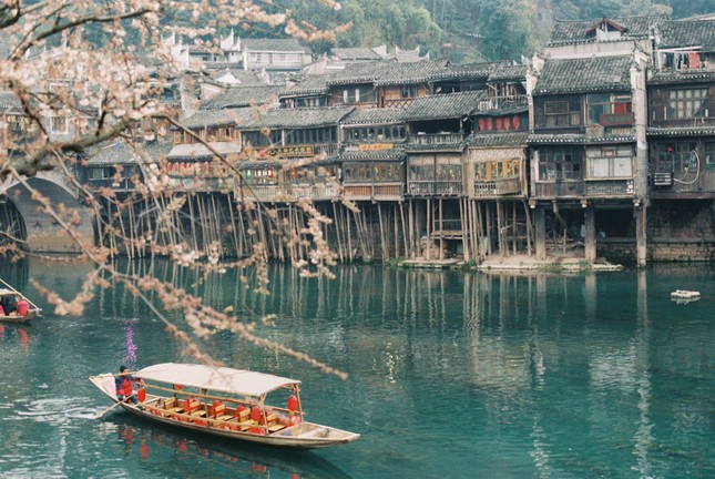 Phượng Hoàng cổ trấn đã tồn tại bao nhiều năm?