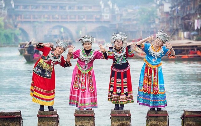 Thị trấn cổ này là nơi sinh sống của người dân tộc nào?