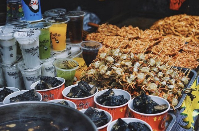 Món ăn nào là đặc sản của Phượng Hoàng cổ trấn?