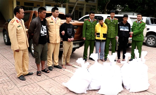 Hàng chục cảnh sát vây bắt 4 người chở gần 200 kg ma tuý như phim hành động ảnh 1