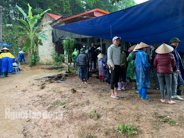 Tá hỏa phát hiện 3 bố con cùng chết trên giường ảnh 3