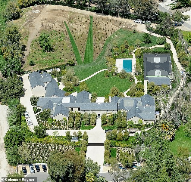 Điểm lại khối tài sản 2,36 tỷ USD của cặp đôi thị phi nhất Hollywood trước tin ly hôn ảnh 2
