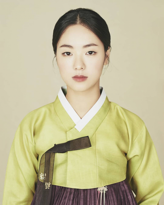 Loạt mỹ nhân Hàn đẹp như cổ tích trong trang phục truyền thống hanbok ảnh 11