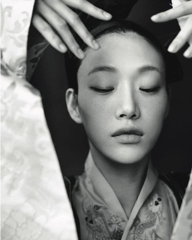 Loạt mỹ nhân Hàn đẹp như cổ tích trong trang phục truyền thống hanbok ảnh 16