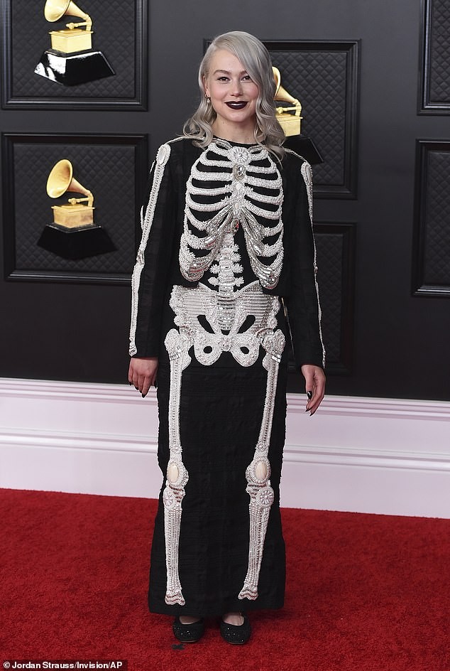 Nữ ca sĩ 9x hóa ‘bộ xương di động’ trên thảm đỏ Grammy 2021 ảnh 1