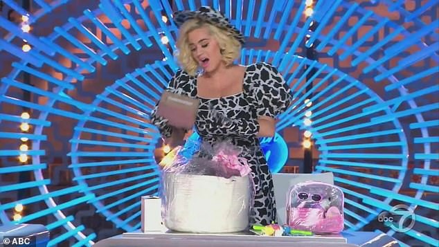 Katy Perry vạch áo lộ nội y ngay trên sóng truyền hình ‘American Idol’ ảnh 4