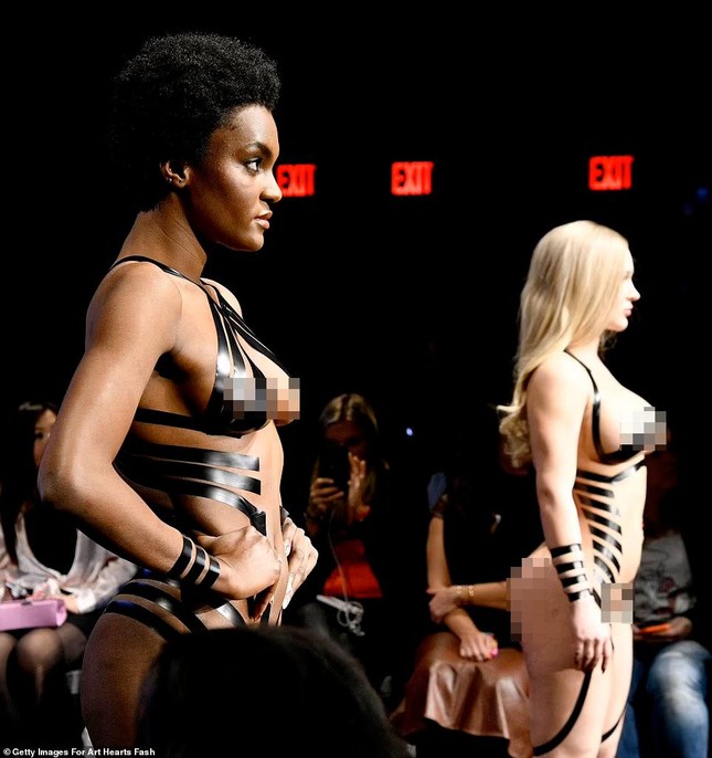 Dàn mẫu khoả thân diễn catwalk tại Tuần lễ thời trang New York ảnh 1