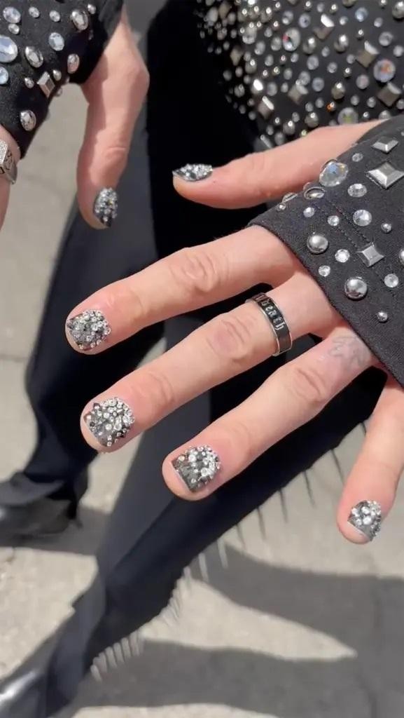 Vị hôn phu Megan Fox làm móng tay kim cương gần 700 triệu đồng dự Billboard 2022 ảnh 4