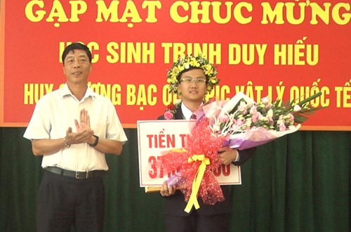 Thưởng nóng học sinh lớp 11 giành HCB Olympic Vật lý quốc tế ảnh 1