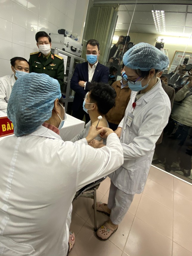 Việt Nam: Người đầu tiên tiêm thử nghiệm vắc-xin ngừa COVID-19 ảnh 1