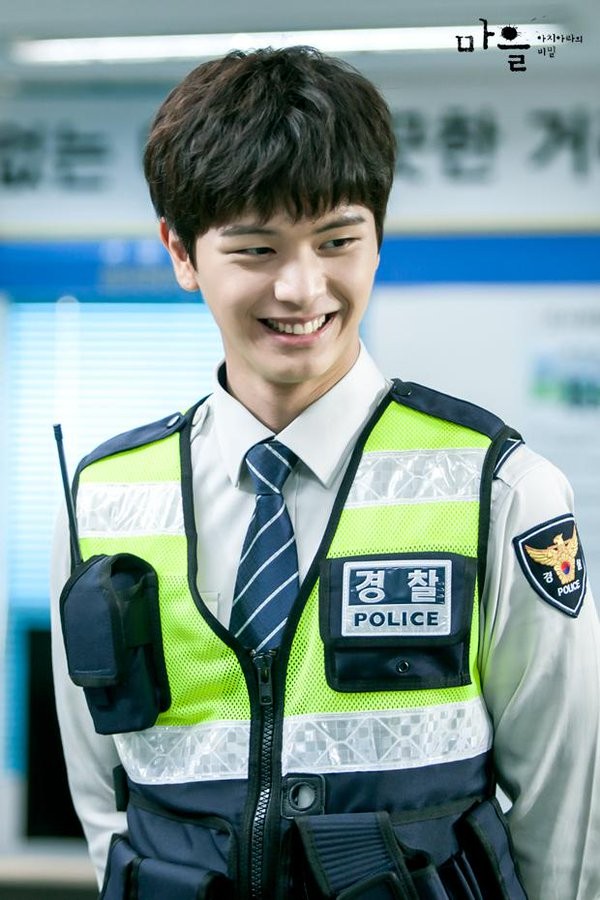 Yook Sung Jae trong vai chàng cảnh sát địa phương Park Woo Jae