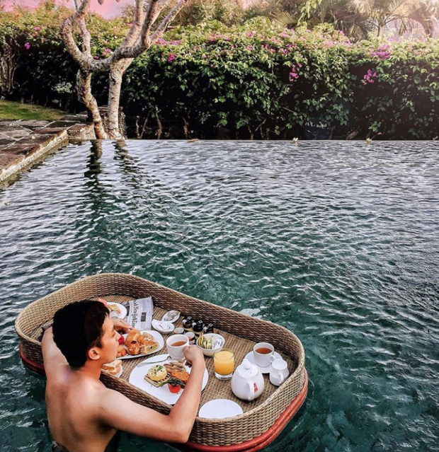 “Rich kid” bây giờ vừa bơi lội dưới nước, vừa thưởng thức bữa ăn "thả trôi" sang chảnh ảnh 6