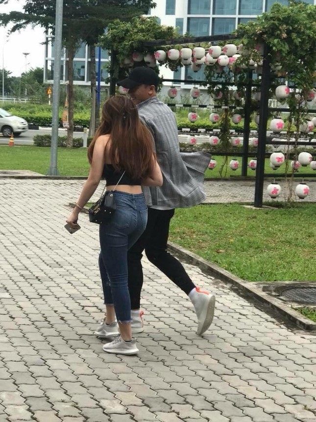 Lộ diện bạn gái xinh đẹp của thủ môn Bùi Tiến Dũng, cặp đôi đã ấn định ngày cưới? ảnh 1