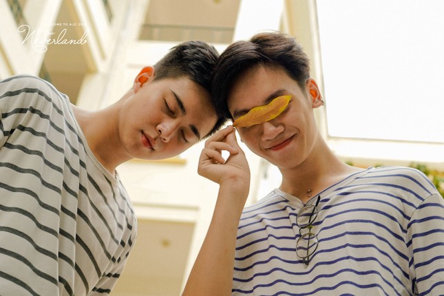 Dân mạng "rụng tim" với bộ ảnh thanh xuân đầy ngọt ngào của cặp nam sinh trường Báo ảnh 13