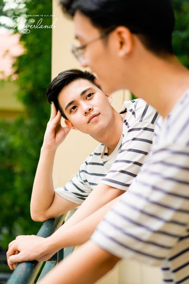 Dân mạng "rụng tim" với bộ ảnh thanh xuân đầy ngọt ngào của cặp nam sinh trường Báo ảnh 12
