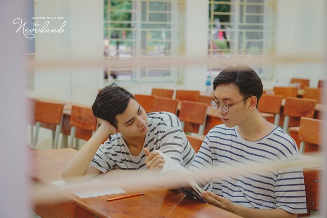 Dân mạng "rụng tim" với bộ ảnh thanh xuân đầy ngọt ngào của cặp nam sinh trường Báo ảnh 3