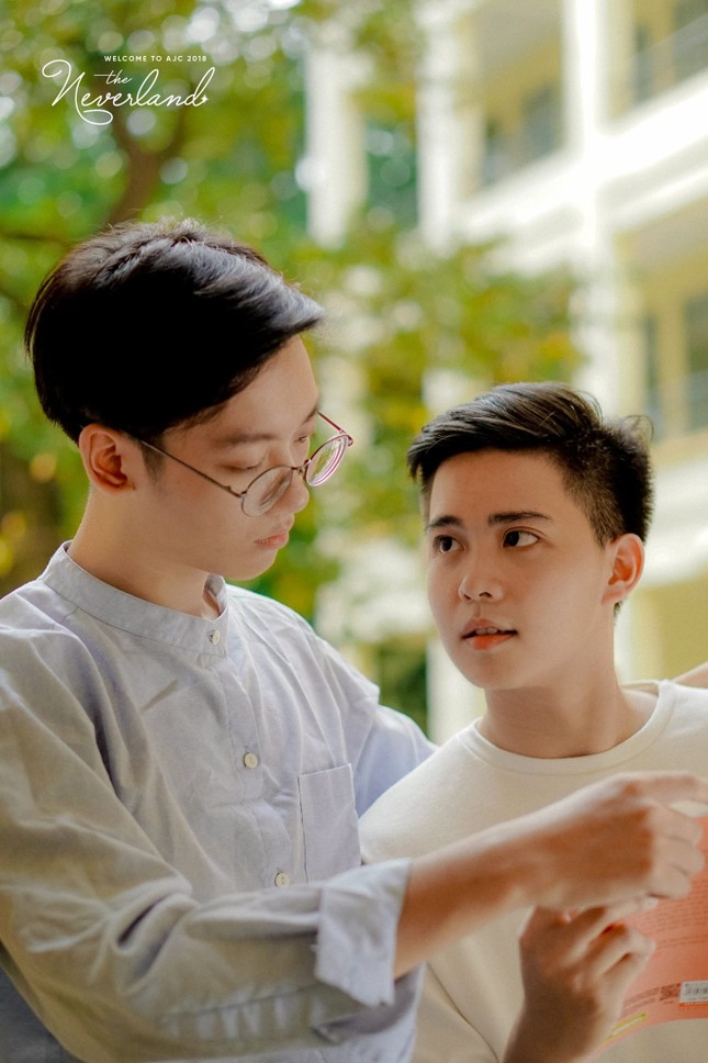 Dân mạng "rụng tim" với bộ ảnh thanh xuân đầy ngọt ngào của cặp nam sinh trường Báo ảnh 4