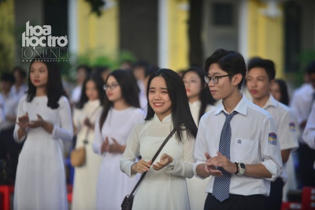 Loạt ảnh nữ sinh trong ngày khai giảng: Con gái cứ mặc áo dài trắng là... "auto" xinh ảnh 4