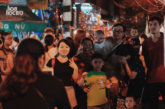 Ngắm phố phường Hà Nội dịp Trung Thu để thấy giá trị đoàn viên luôn thật vẹn tròn! ảnh 19