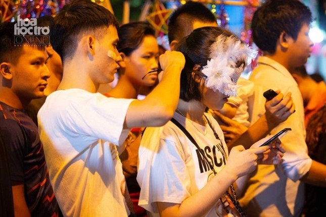 Hà Nội: Trai xinh gái đẹp rủ nhau lên phố cổ đón Trung Thu trước ngày Rằm tháng Tám ảnh 2