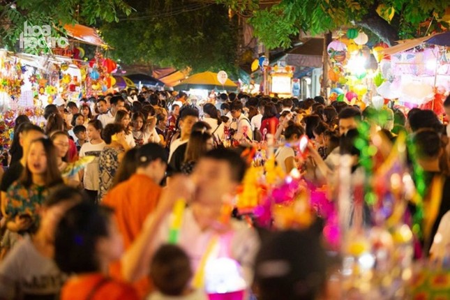 Hà Nội: Trai xinh gái đẹp rủ nhau lên phố cổ đón Trung Thu trước ngày Rằm tháng Tám ảnh 1