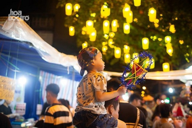 Hà Nội: Trai xinh gái đẹp rủ nhau lên phố cổ đón Trung Thu trước ngày Rằm tháng Tám ảnh 6