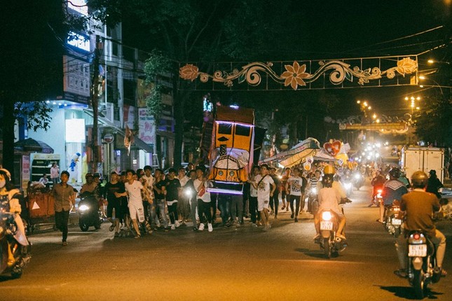 Teen Kon Tum và "đặc sản" rước đèn đêm Trung Thu vui tưng bừng phố núi ảnh 6