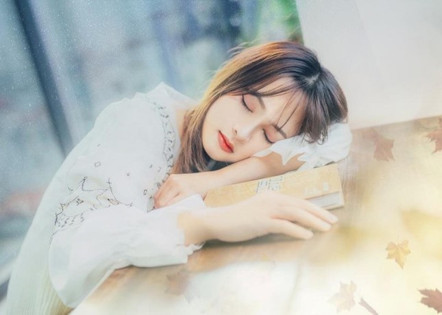 Xuất hiện thêm một "hot girl ngủ gật" xinh đẹp tựa nữ thần khiến dân mạng "rần rần truy link" ảnh 1