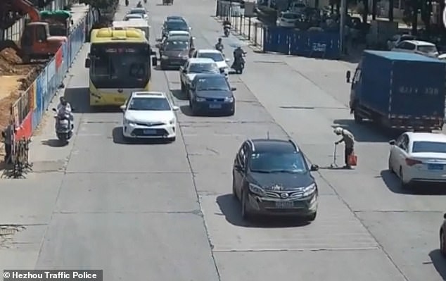 Người đàn ông lái xe máy "dọn đường" cho cụ bà gây sốt mạng xã hội ảnh 1