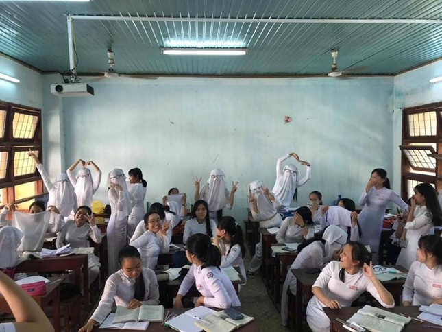 Teen Quảng Ngãi hóa "pho tượng sống" bằng cách vắt tà áo dài lên đầu, kính vẫn đeo trên mắt ảnh 3