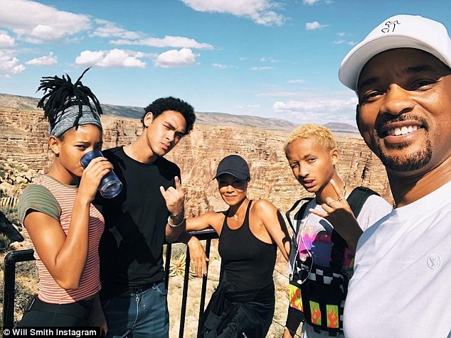 Tài tử Will Smith mừng tuổi 50 bằng cú nhảy “đau tim” ảnh 2