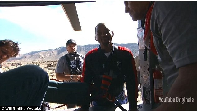 Tài tử Will Smith mừng tuổi 50 bằng cú nhảy “đau tim” ảnh 3