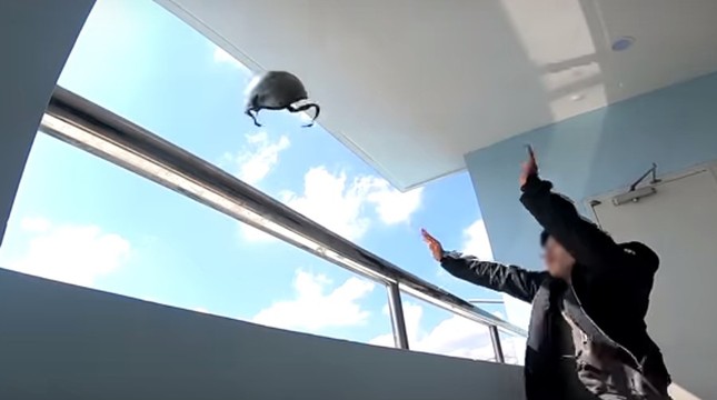 Clip thả mũ bảo hiểm từ tầng cao nhất của Landmark 81 gây tranh cãi ảnh 1