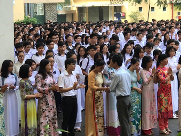 TP.HCM: Học sinh, giáo viên khóc nức nở chia tay thầy hiệu trưởng ảnh 1