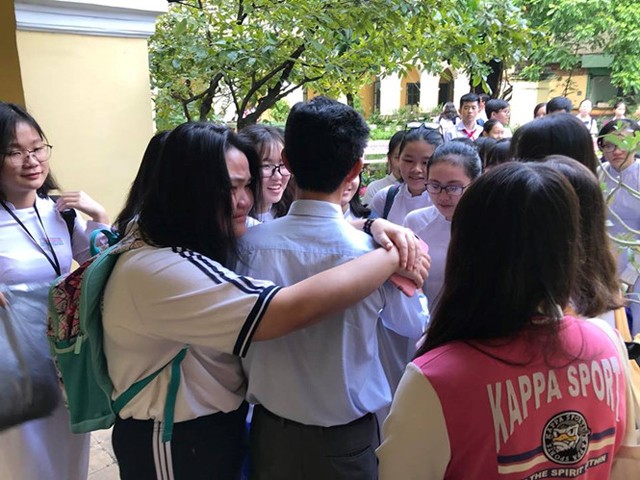 TP.HCM: Học sinh, giáo viên khóc nức nở chia tay thầy hiệu trưởng ảnh 5