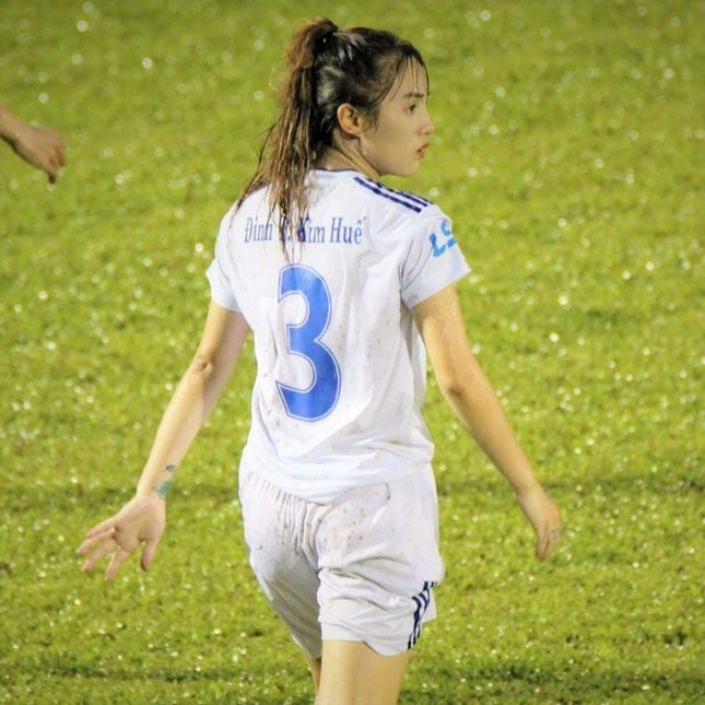 Danh tính cầu thủ hotgirl khiến dân tình cảm thán “Đá vào khung thành thôi sao đá trúng tim tôi”! ảnh 3