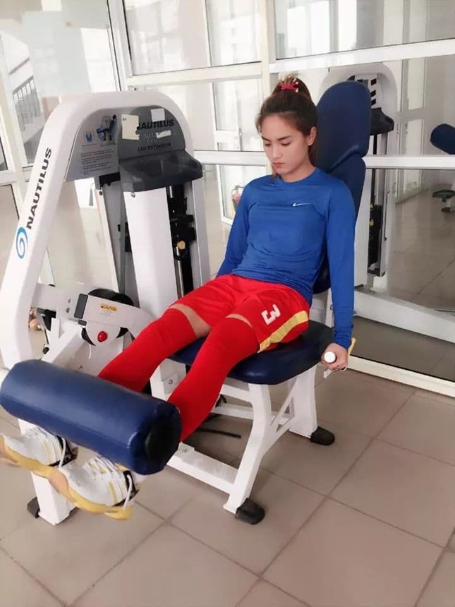 Danh tính cầu thủ hotgirl khiến dân tình cảm thán “Đá vào khung thành thôi sao đá trúng tim tôi”! ảnh 6