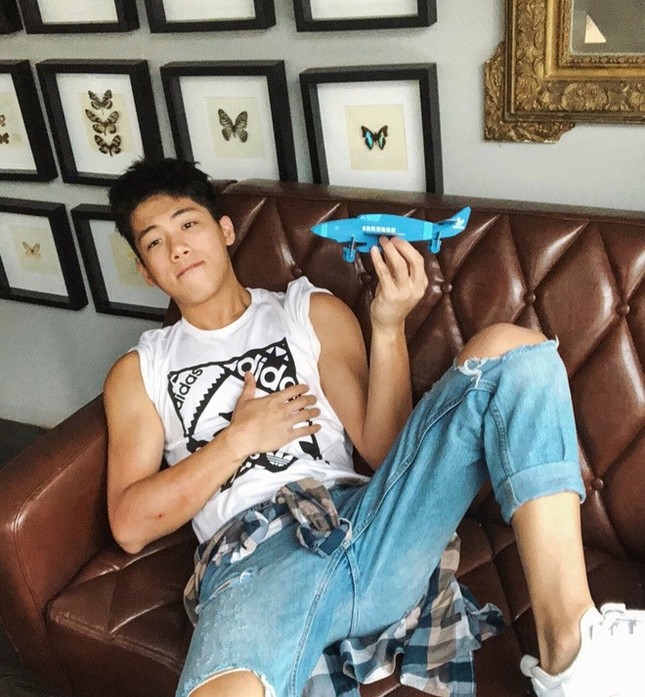 Chủ shop hoa bị nhầm là Idol của một nhóm nhạc vì đã điển trai lại còn cơ bụng "6 múi" ảnh 1