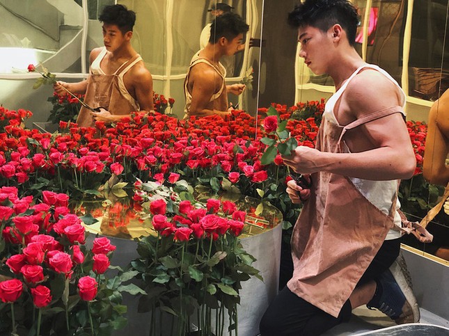 Chủ shop hoa bị nhầm là Idol của một nhóm nhạc vì đã điển trai lại còn cơ bụng "6 múi" ảnh 2