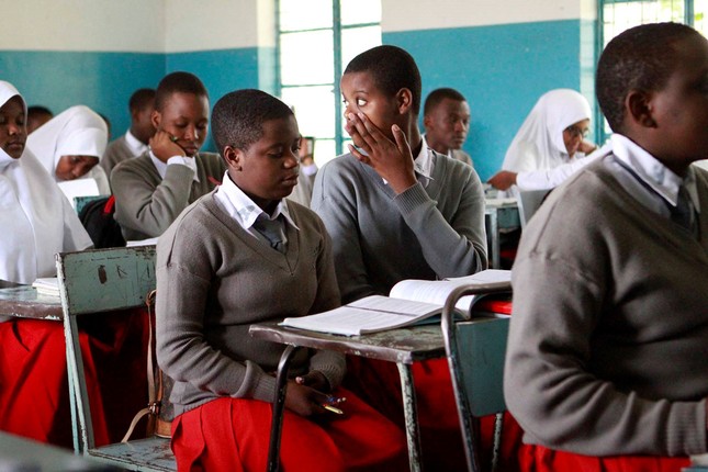 Nữ sinh Tanzania phải thử thai 2 lần trong năm, bị đuổi học nếu có bầu ảnh 1