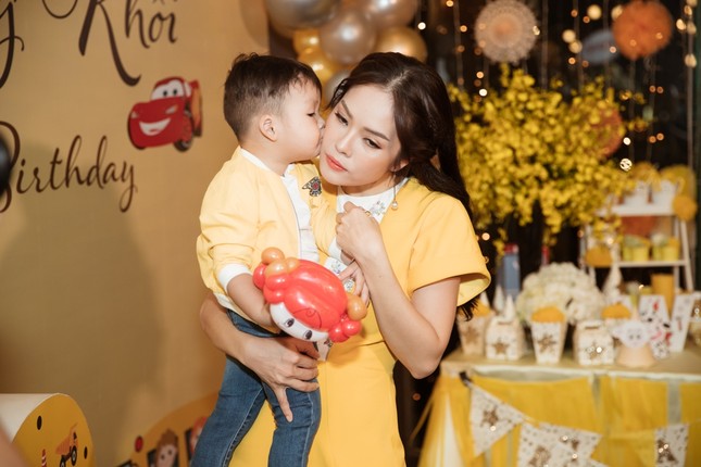 Dương Cẩm Lynh hạnh phúc tổ chức tiệc sinh nhật cho mình và con trai ảnh 7