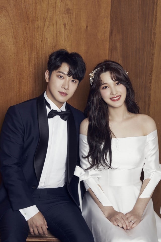Nụ cười rạng rỡ của Min Hwan (F.T. Island) và Yoolhee (Laboum) trong ngày đám cưới "chạy bầu" ảnh 1