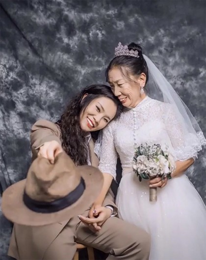 Cô con gái mặc vest để cùng người mẹ hơn 60 tuổi chụp ảnh cưới ảnh 4